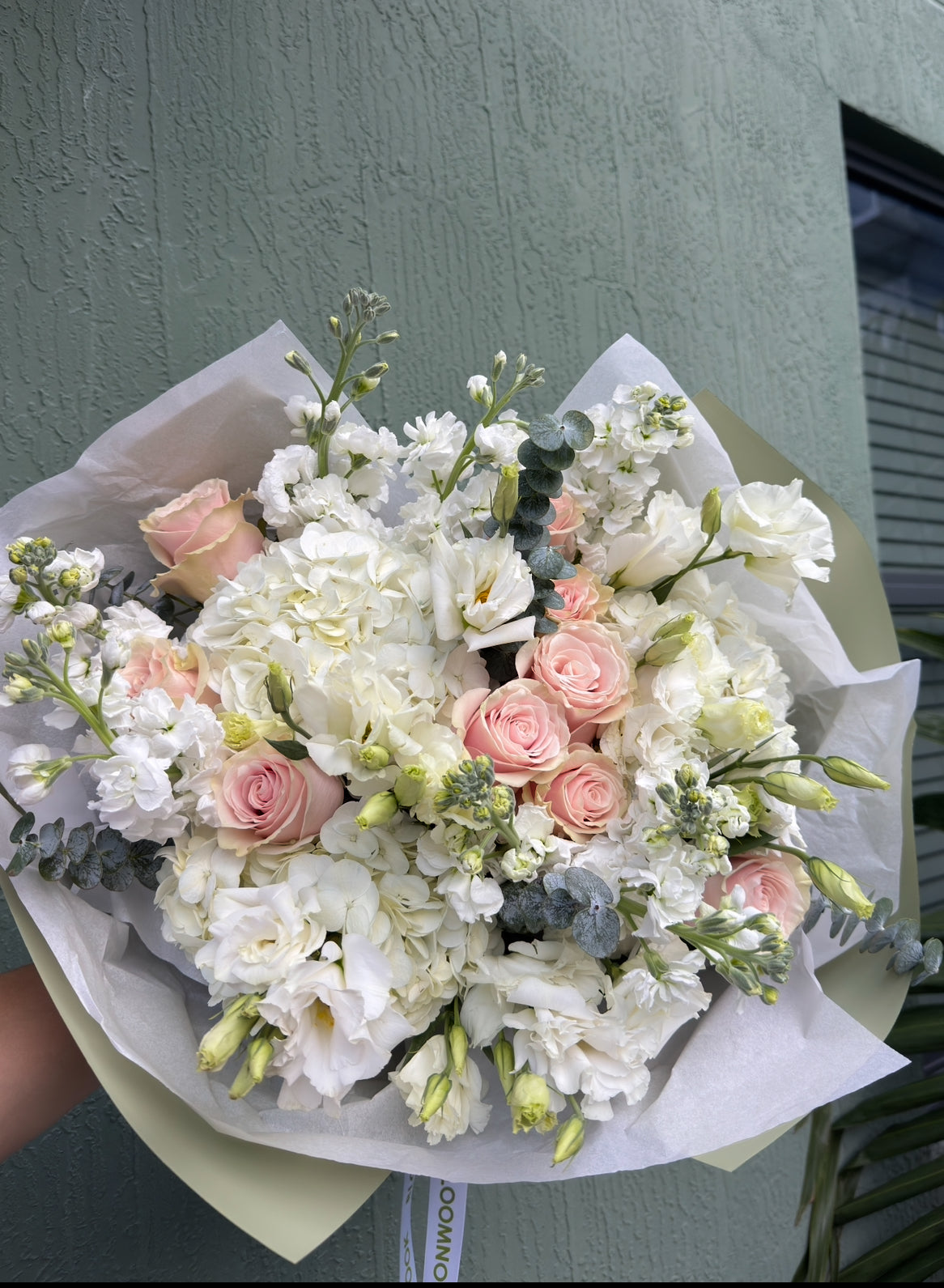 «Mint&tender» roses, stock, hydrangeas, eucalyptus