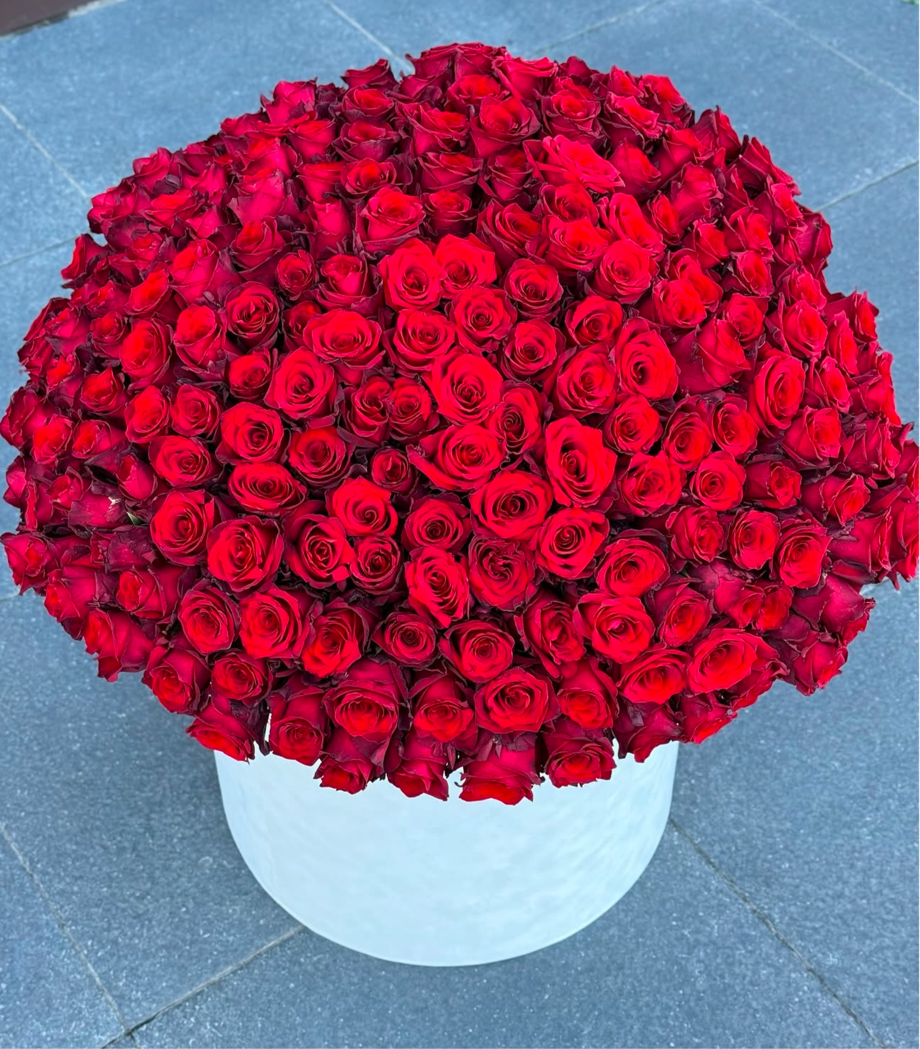 «Red elegance» red roses box