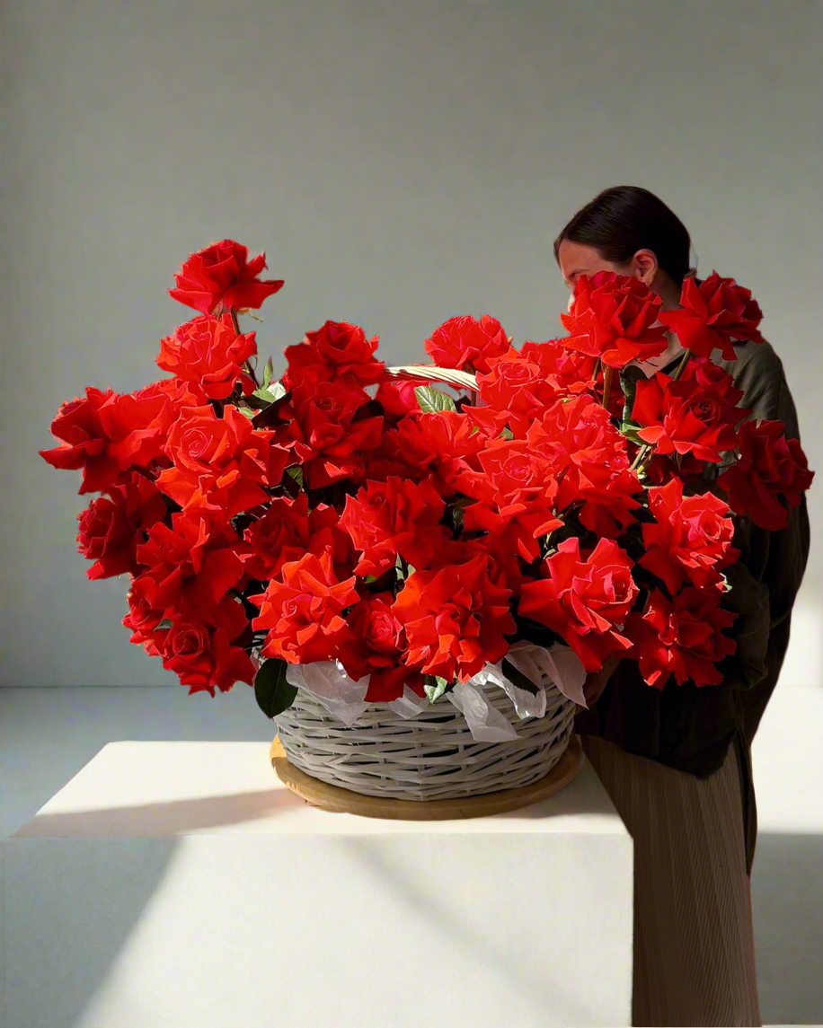 «Scarlet Elegance Basket» red French roses