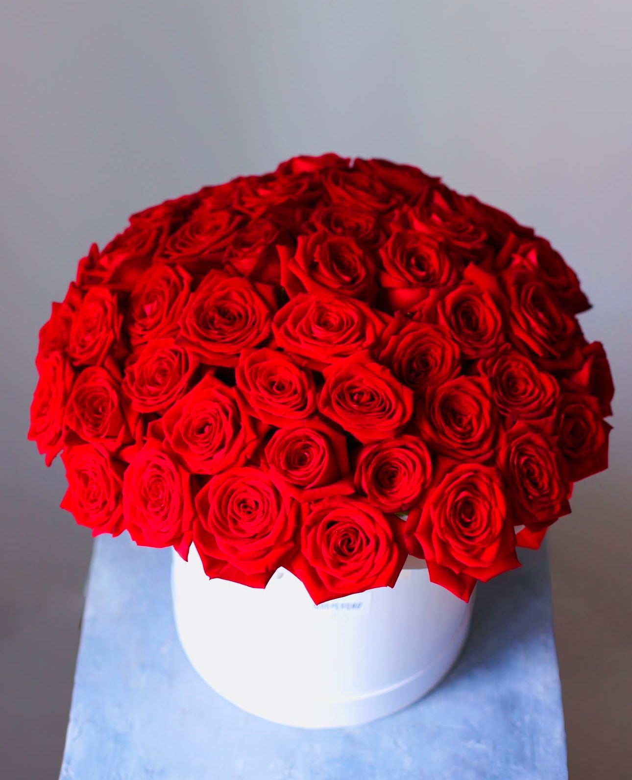 «Red elegance» red roses box