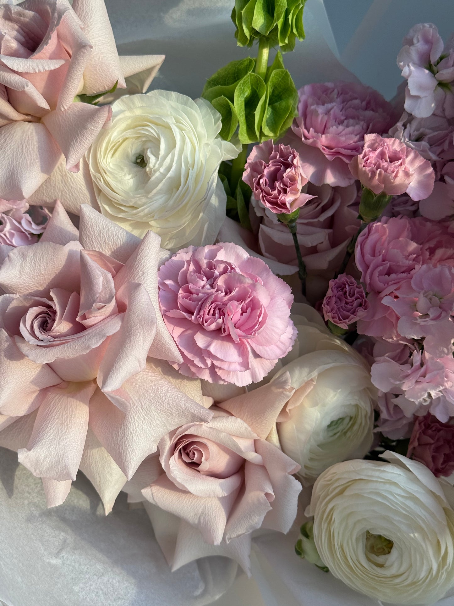 «Blush harmony» roses, carnations, ranunculus, stock, bells