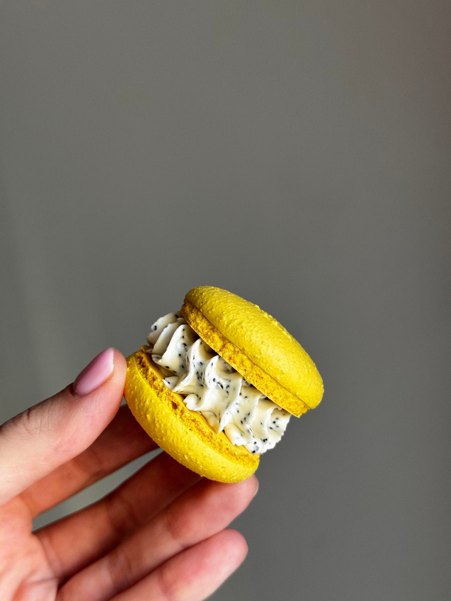 «Poppyseed» yellow macaroons