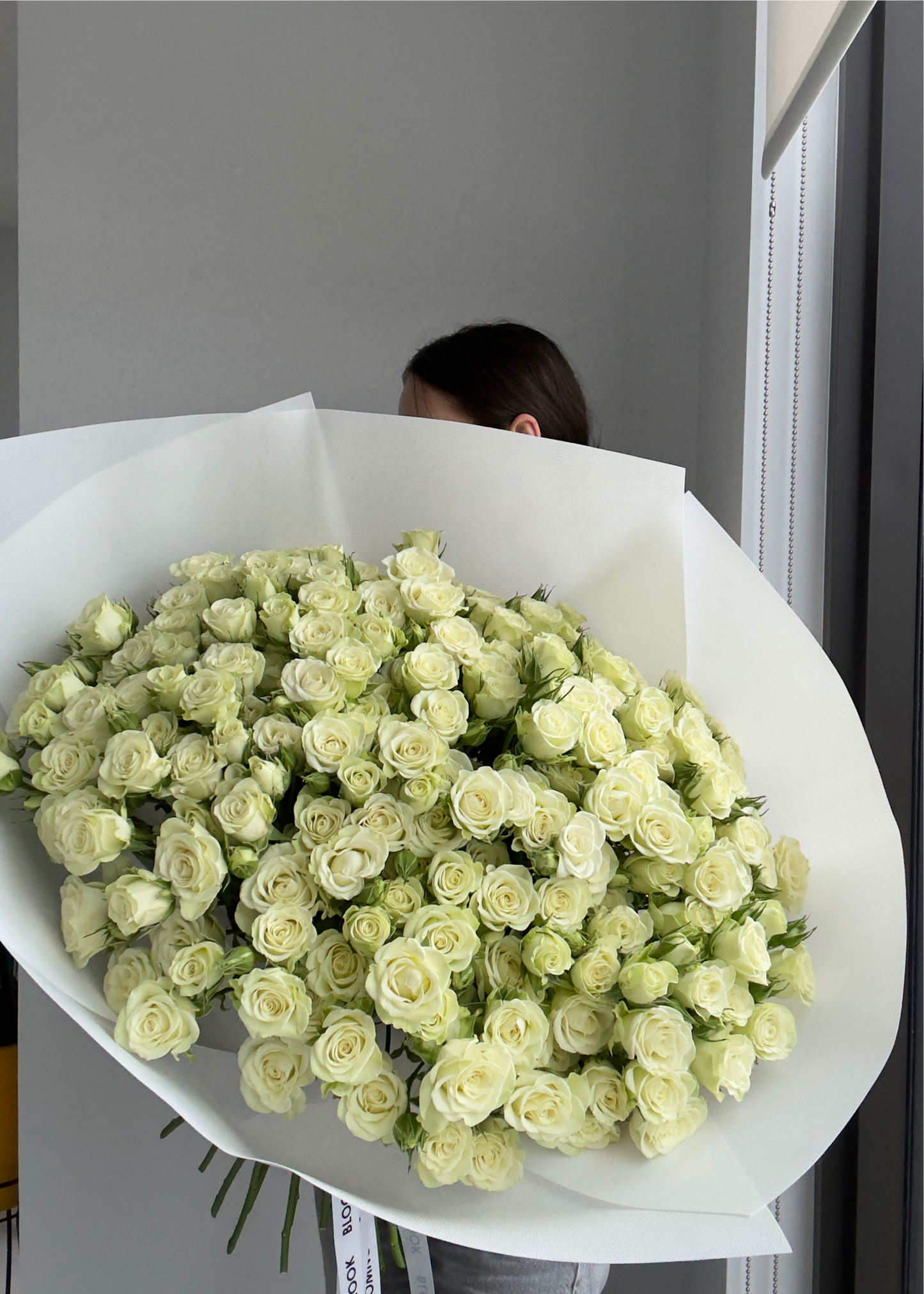«Mi Amour» white spray roses