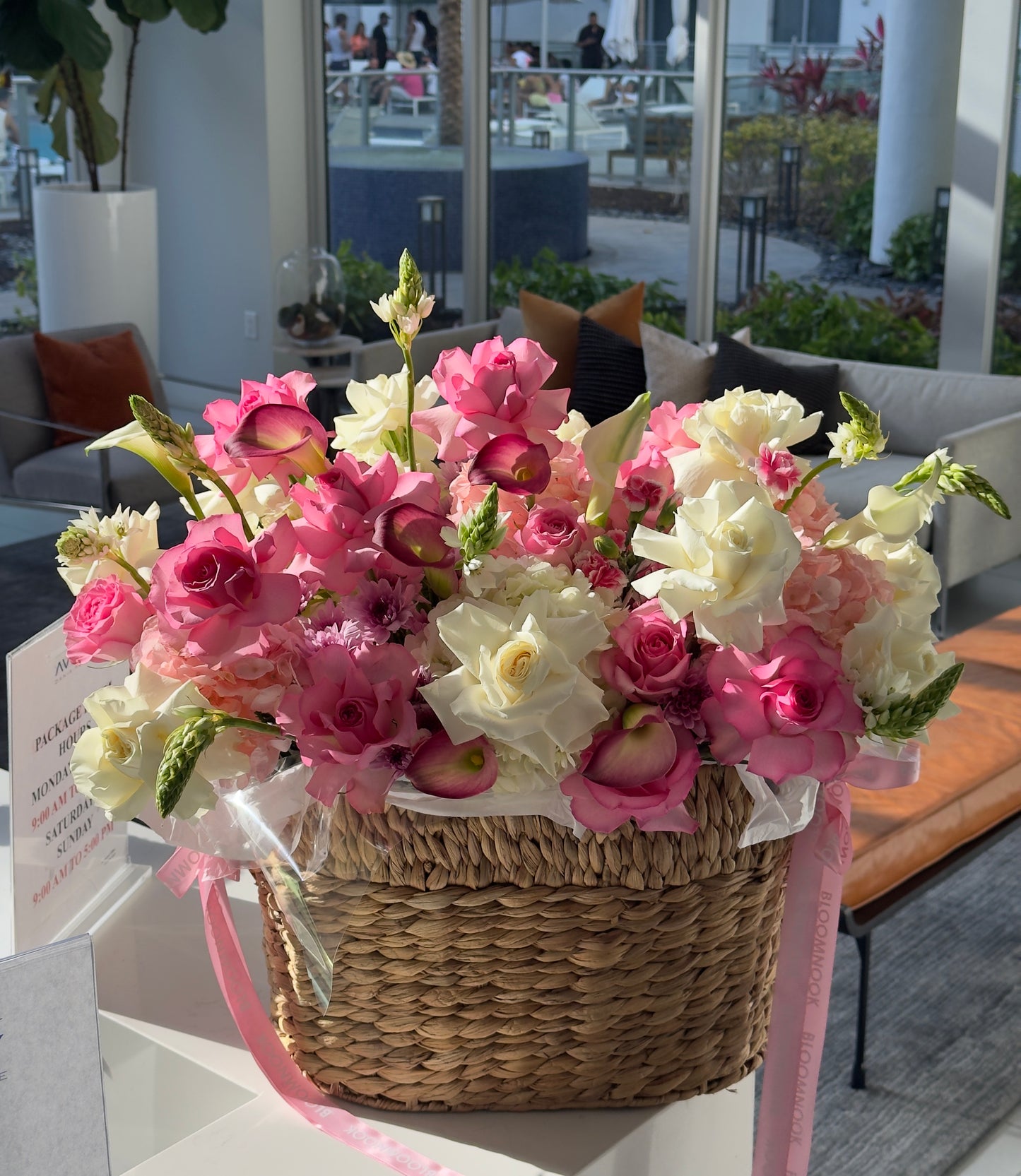 Pink mood» basket, ranunculus, hydrangeas, roses