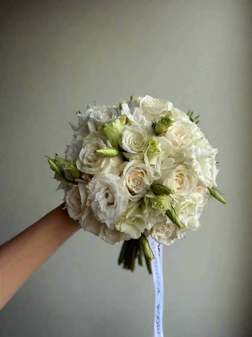 «White dance» wedding bouquet, liziantus, roses