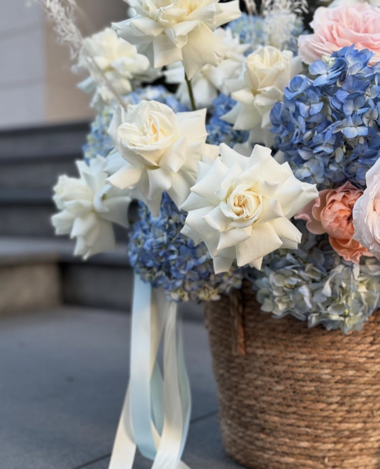 «Blue lagoon» hydrangeas, roses, anthurium