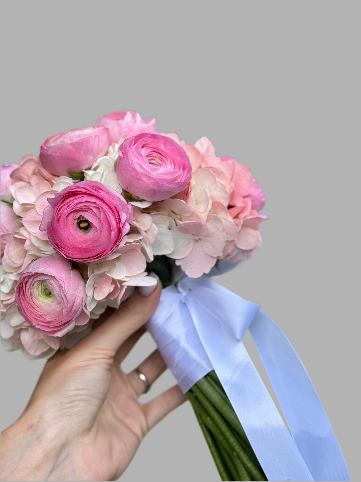 «Ranunculus cloud» ranunculus, hydrangeas