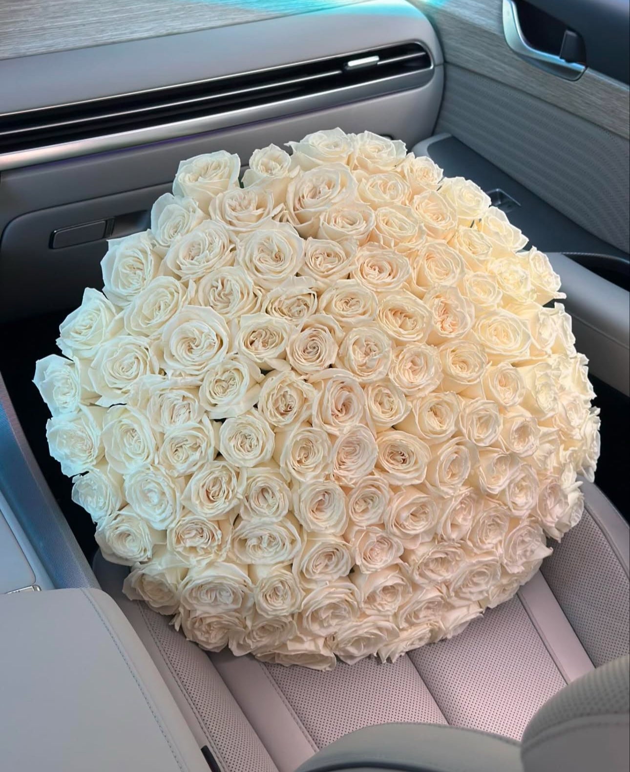 «Playa Blanca» white peony roses