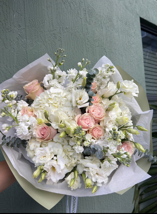 «Mint&tender» roses, stock, hydrangeas, eucalyptus