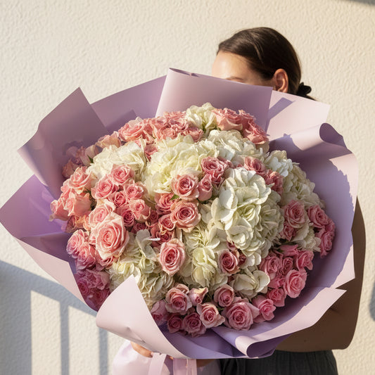 «Cutie pink» spray roses, hydrangeas