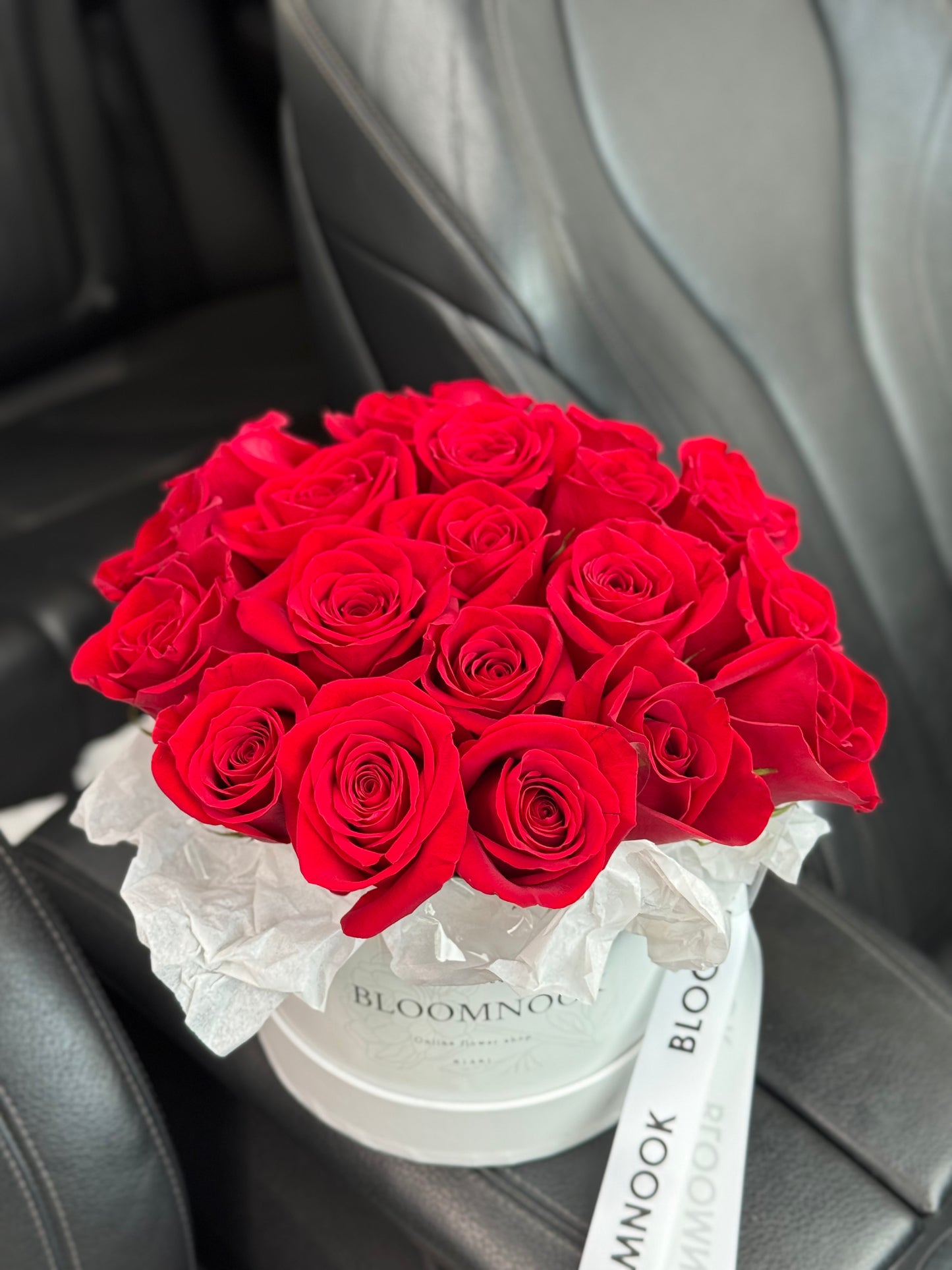 «Red elegance» red roses box