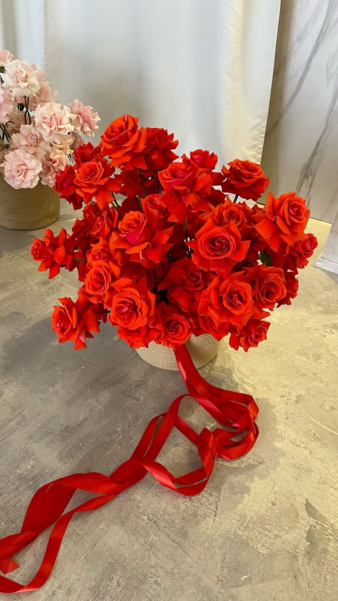 «Lovely red» red French roses