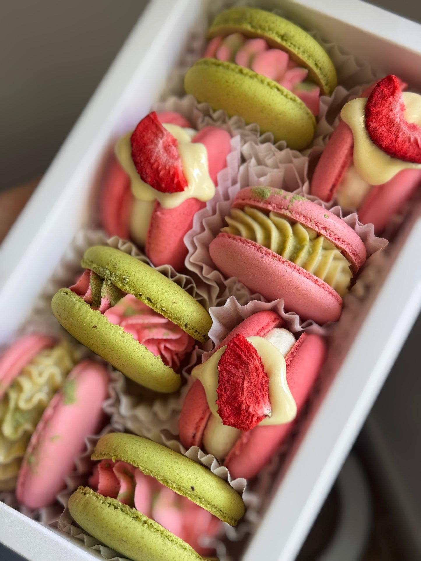 «Pistachio/white chocolate» (Next day availability) box of macaroons