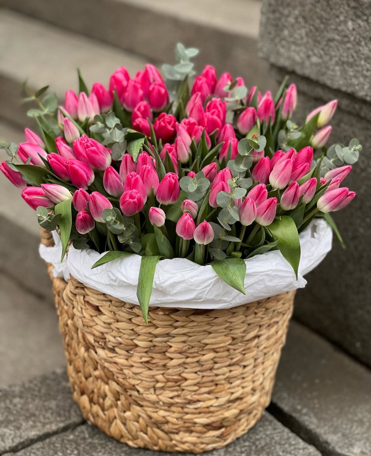«Basket of 100 tulips»