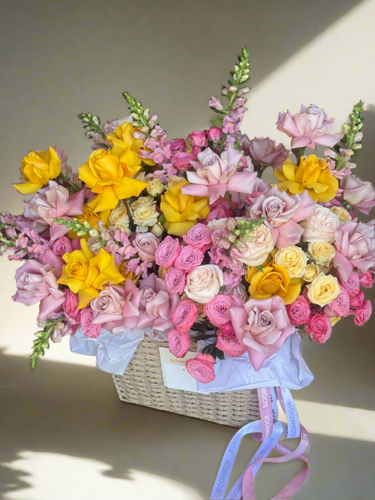 «Candy basket» roses, snapdragon, french roses, spray roses
