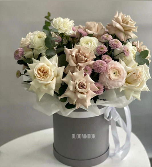 «Elegance» boxe roses, ranunculus, chrysanthemum