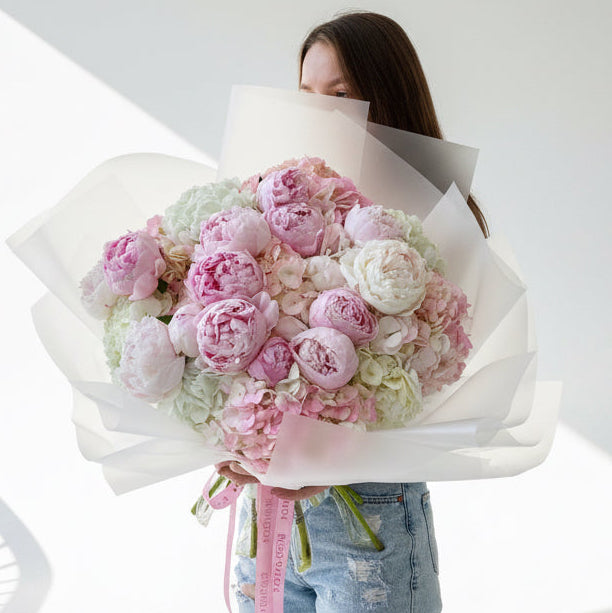 «Ice cream» Peony, hydrangeas