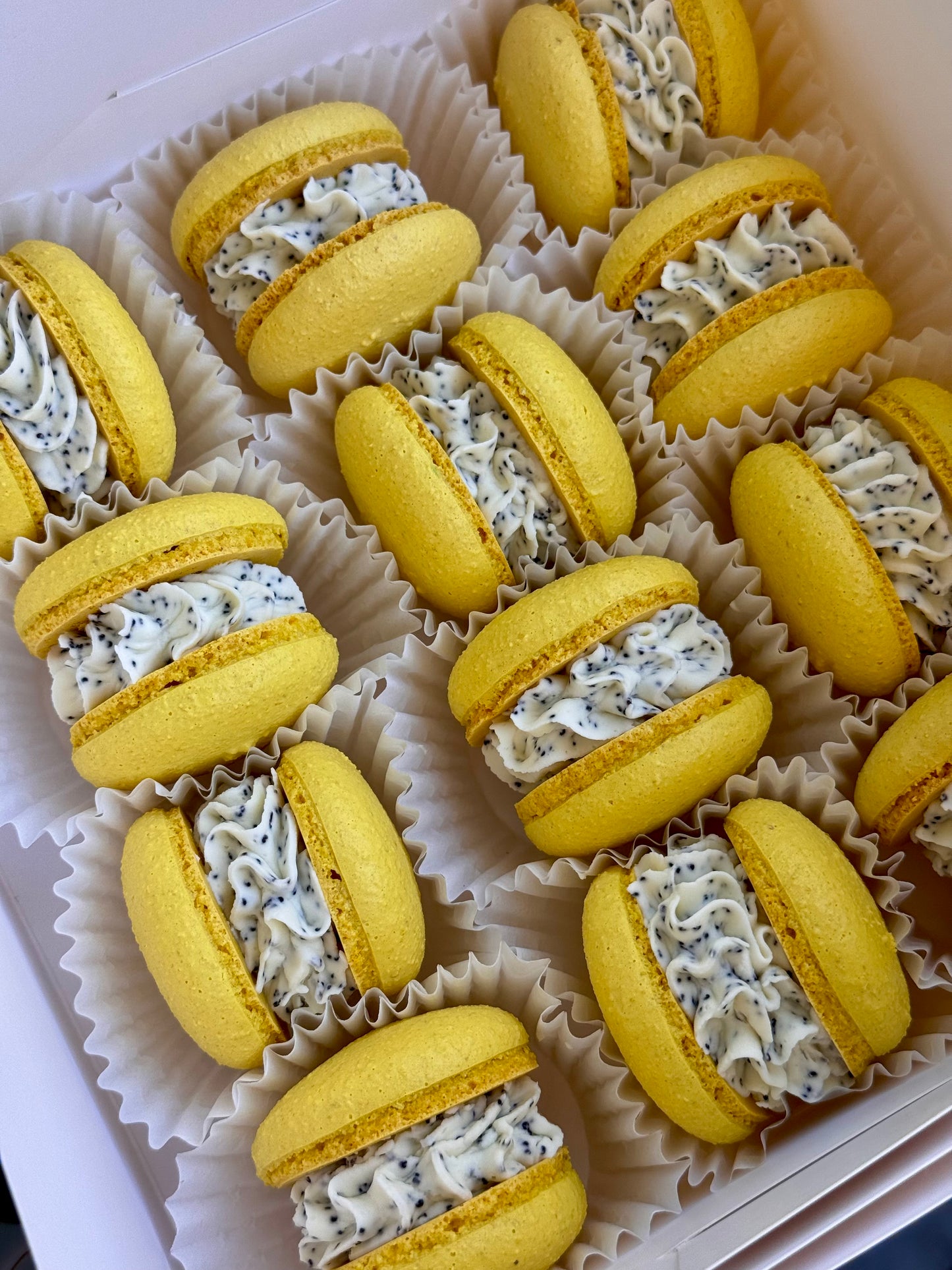 «Poppyseed» yellow macaroons