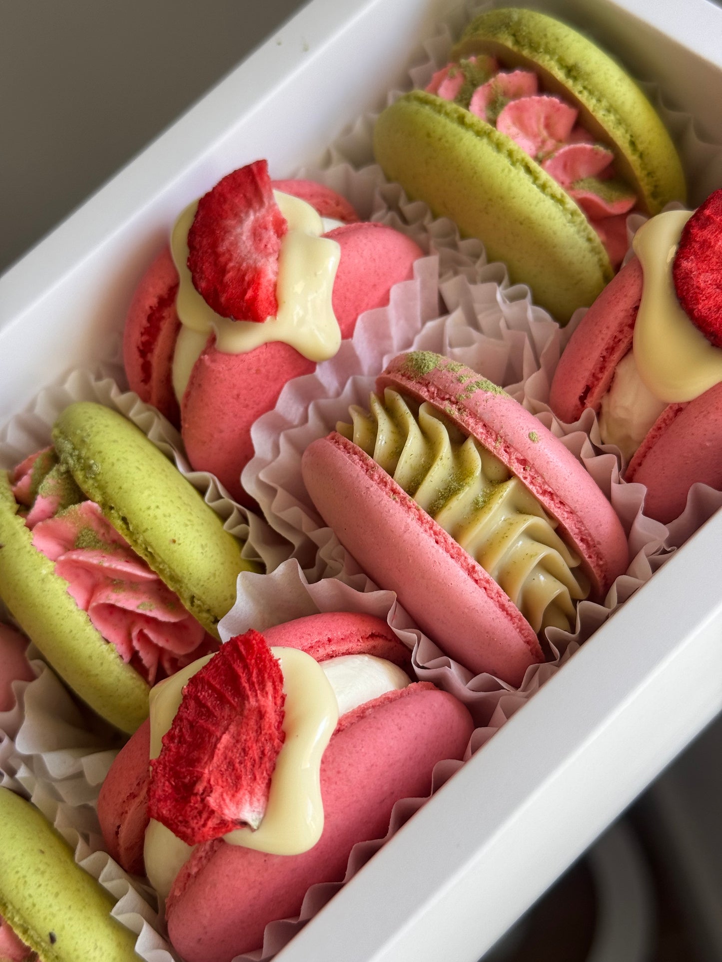 «Pistachio/white chocolate» (Next day availability) box of macaroons