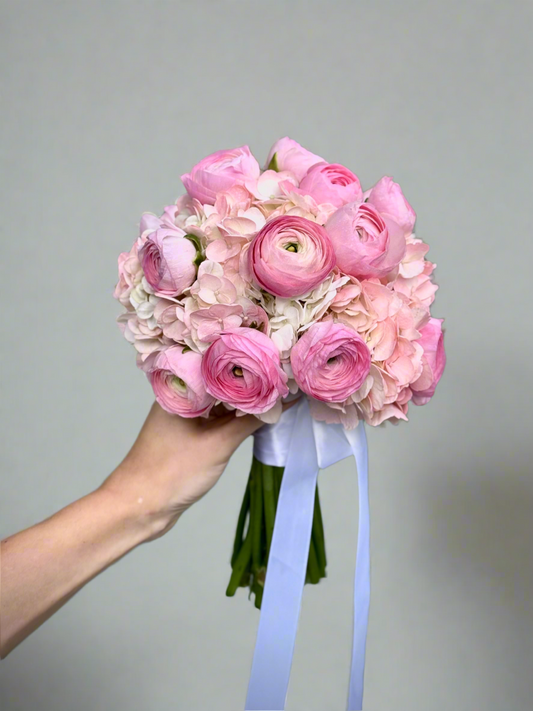 «Ranunculus cloud» ranunculus, hydrangeas