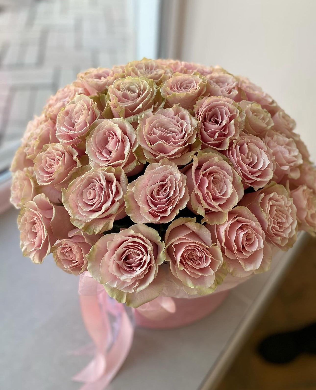 «Pink mondial» roses box