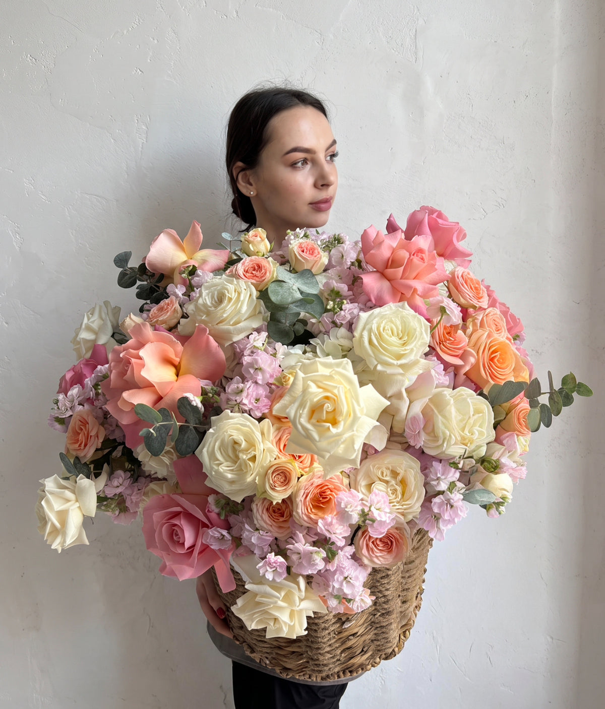 «Peach & Blush Garden Basket» French roses, eucalyptus, spray roses, stock