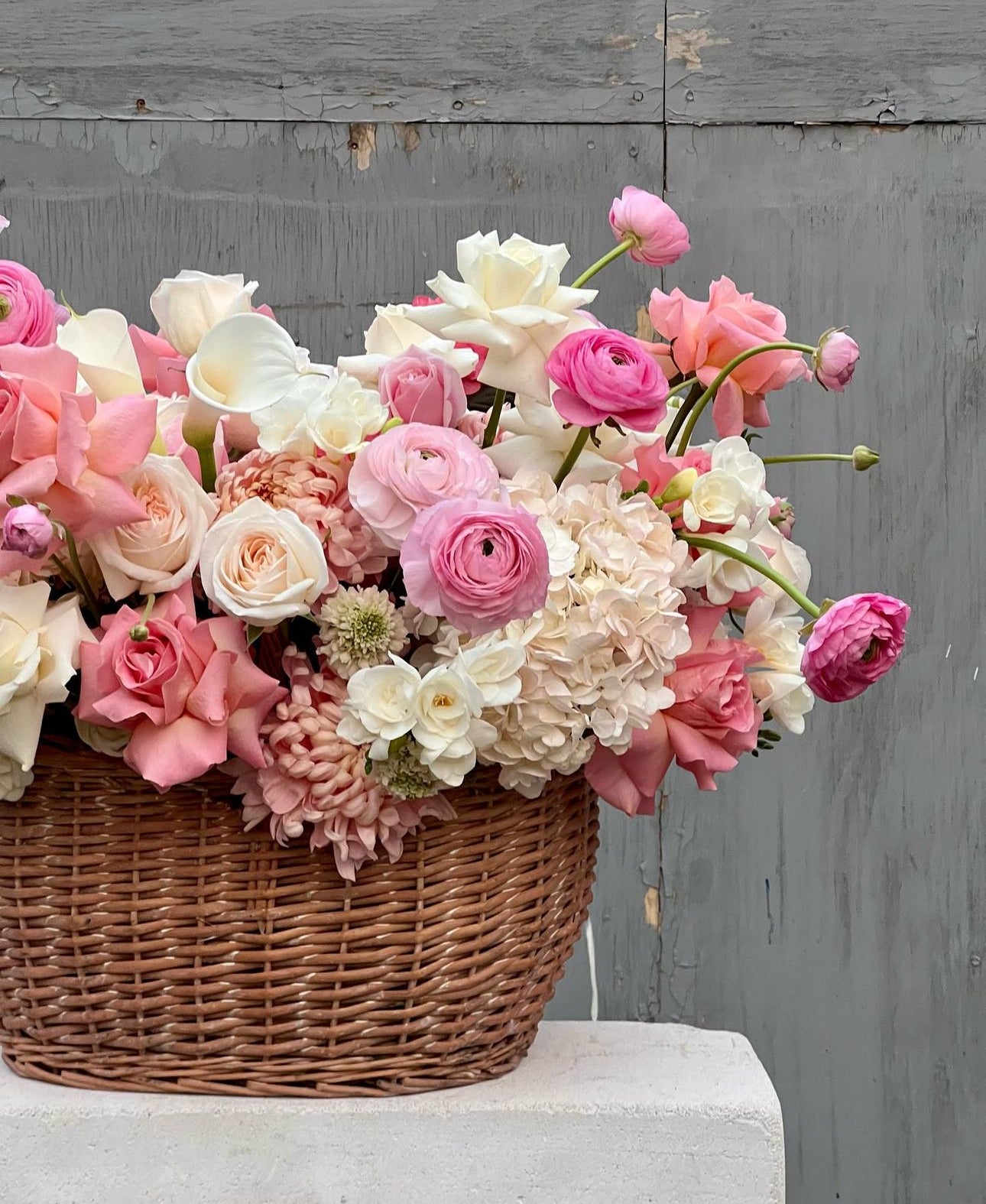 Pink mood» basket, ranunculus, hydrangeas, roses