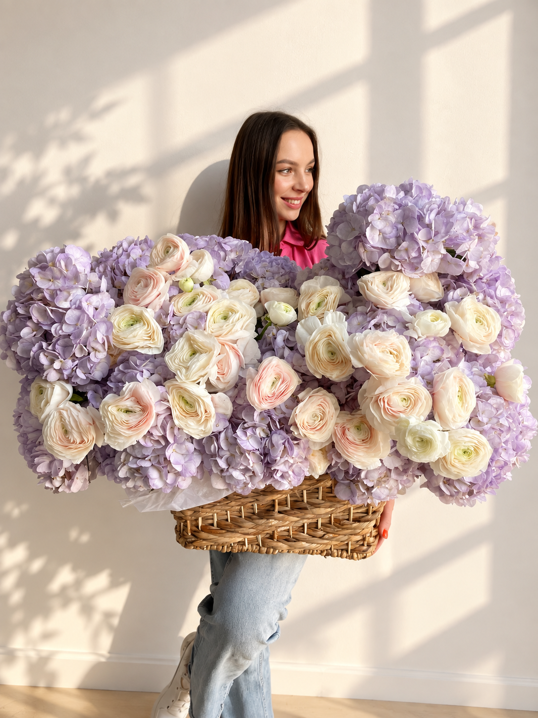 «Lavender dream basket» hydrangeas, ranunculus