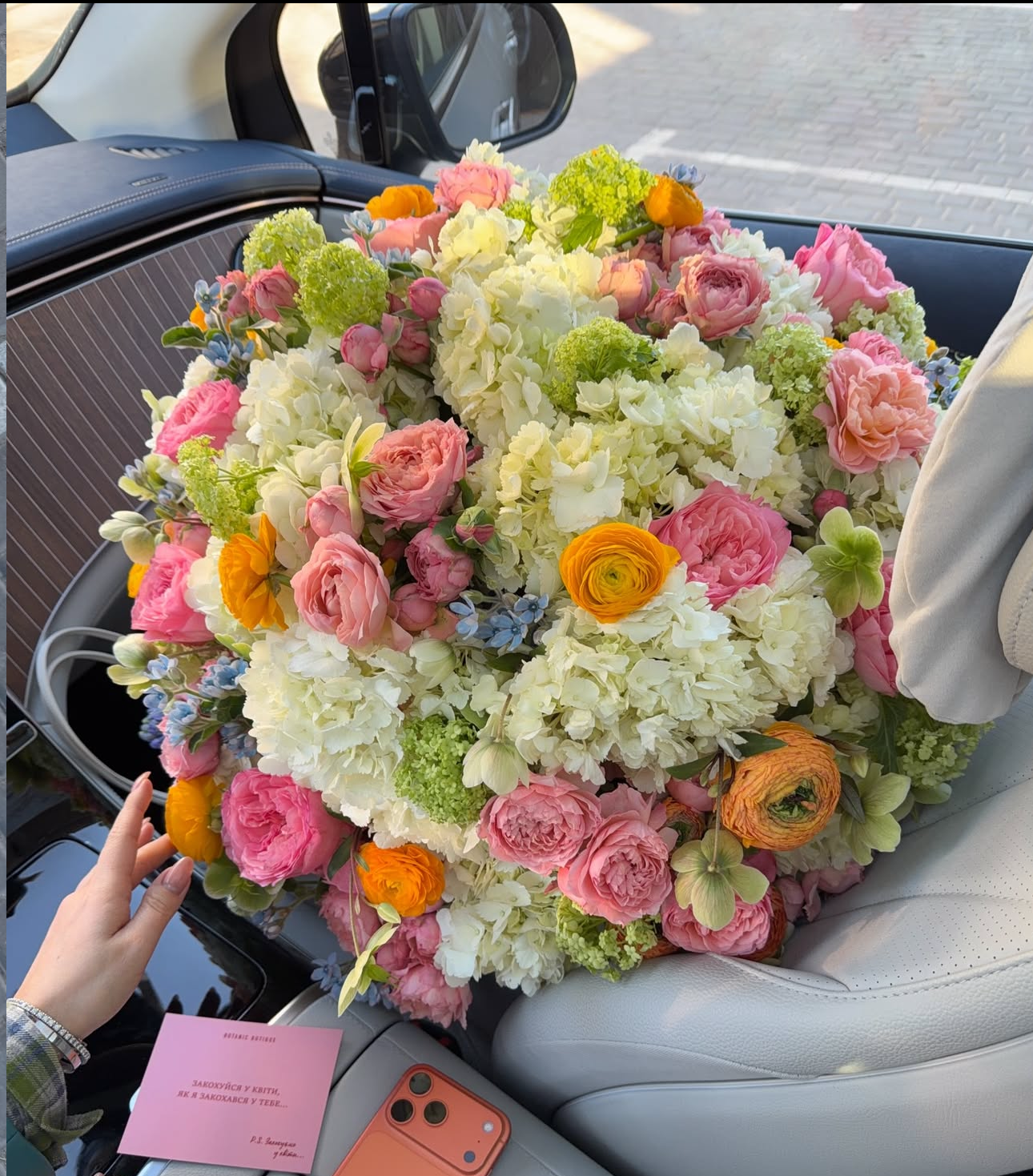 «Garden symphony» roses, hydrangeas, ranunculus,