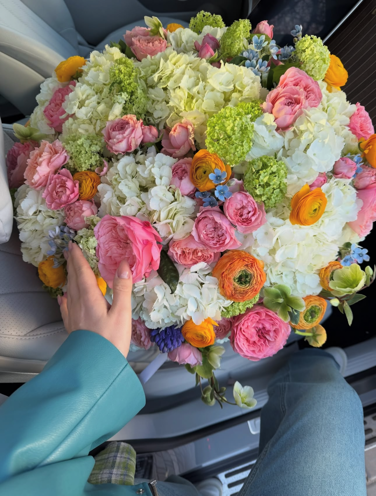 «Garden symphony» roses, hydrangeas, ranunculus,