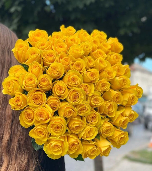 «Sun-Kissed» yellow roses