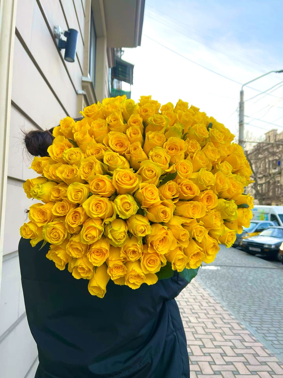 «Sun-Kissed» yellow roses